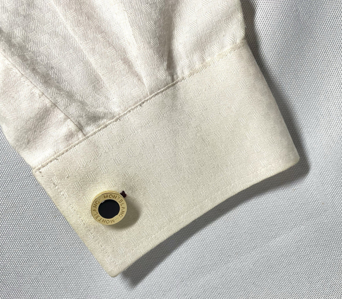 Auth [Beautiful] Montblanc Logo gold metallic & black onyx Oval cufflinks +Box